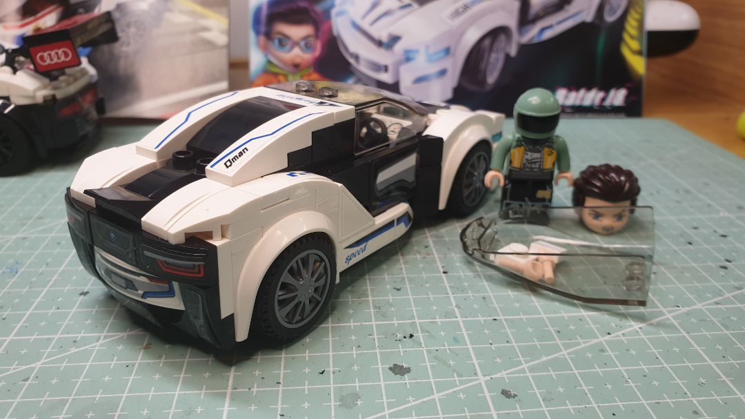 Chất nhựa khoảng 7/10 so với hàng Lego, ko bóng đẹp bằng, tuy nhiên giá chỉ bằng 1/4 Lego nên rất hợp lý. Sách hướng dẫn lắp ráp cũng rất rõ ràng dù ko trực quan bằng Lego. Tóm lại là thương hiệu này đáng mua chơi.