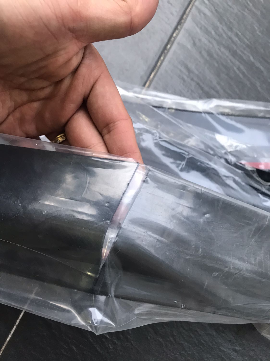 Mở ra thấy gãy 1 miếng rồi. Yêu cầu tiki hoàn tiền.