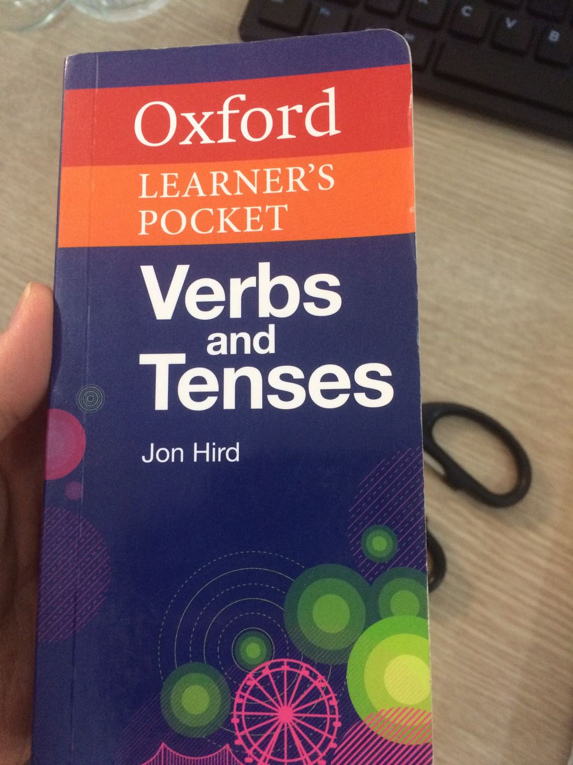 Sách cũ, bẩn, sờn hết như này mà giao cho khách đc. Đã thế k bọc hàng k gì hết. Gói vào 1 cái hộp cũng móp méo k kém. Mình mua tiki nhiều nhưng lần đầu bị ntn. Có quyển cũng bị quăn góc nhưng k đến nỗi ntn. Mình đã trả lại và mong tiki sớm giải quyết.