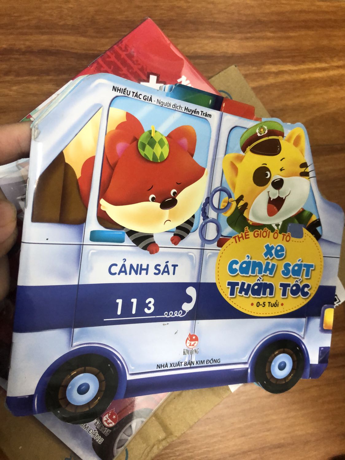 Mình đã mua sách trên tiki đến N lần mà lần đầu tiên nhận được quyển truyện vừa nát vừa bẩn lại còn nhàu thế này. K hiểu cái người lấy sách cho m có vấn đề về thần kinh k? rất là bức xúc cho thể loại bán hàng thế này