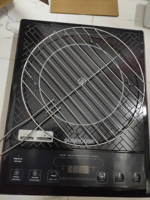 Trọng lượng nhẹ, phần đế thì 4 chân k được bọc đủ nút nên hơi trơn. Mặt bếp cũg hơi trơn. Có tặng kèm vỉ nướng. Nóng nhanh. Quạt gió thì sau khi tắt bếp khoảng 10p sẽ ngưng quạt. Dùng được 3 ngày, thấy cũng tạm ổn  Mình đang muốn kích hoạt chế độ bảo hành cho sản phẩm. Trọng lượng nhẹ, phần đế thì 4 chân k được bọc đủ nút nên hơi trơn. Mặt bếp cũg hơi trơn. Có tặng kèm vỉ nướng. Nóng nhanh. Quạt gió thì sau khi tắt bếp khoảng 10p sẽ ngưng quạt. Dùng được 3 ngày, thấy cũng tạm ổn  Mình đang muốn kích hoạt chế độ bảo hành cho sản phẩm.