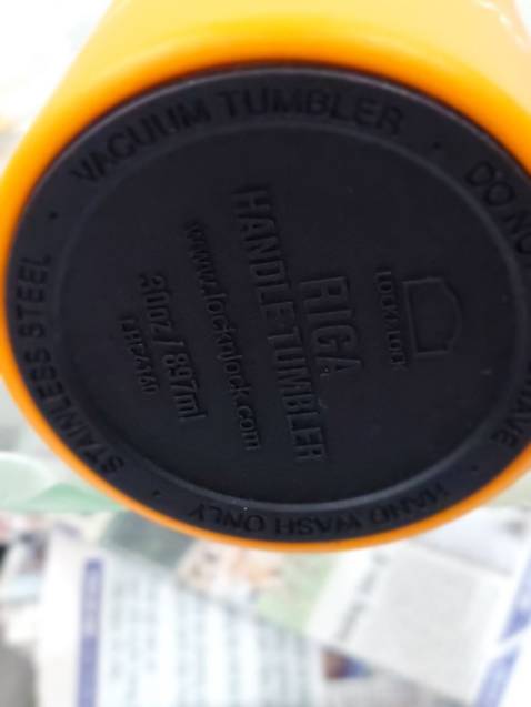 Bề mặt rất nhám, Không trơn, hai bên hông thiết kế hơi lỏm vào trong nên cầm rất chắc tay và không sợ rớt. Cho đá vào thì 24h sau đá vẫn còn 2/3 hoặc 1/2. Giữ lạnh tốt uống rất thoải mái. Còn đồ nóng thì chưa test. Mình mua thêm túi này định xài cho ly giữ nhiệt. AI ngờ cũng chắc và xài tốt cho bình. Hơi rộng phần đầu do cái này cho  lý giữ nhiệt 900ml mà . này: https://tiki.vn/product-p38666608.html?spid=38666609