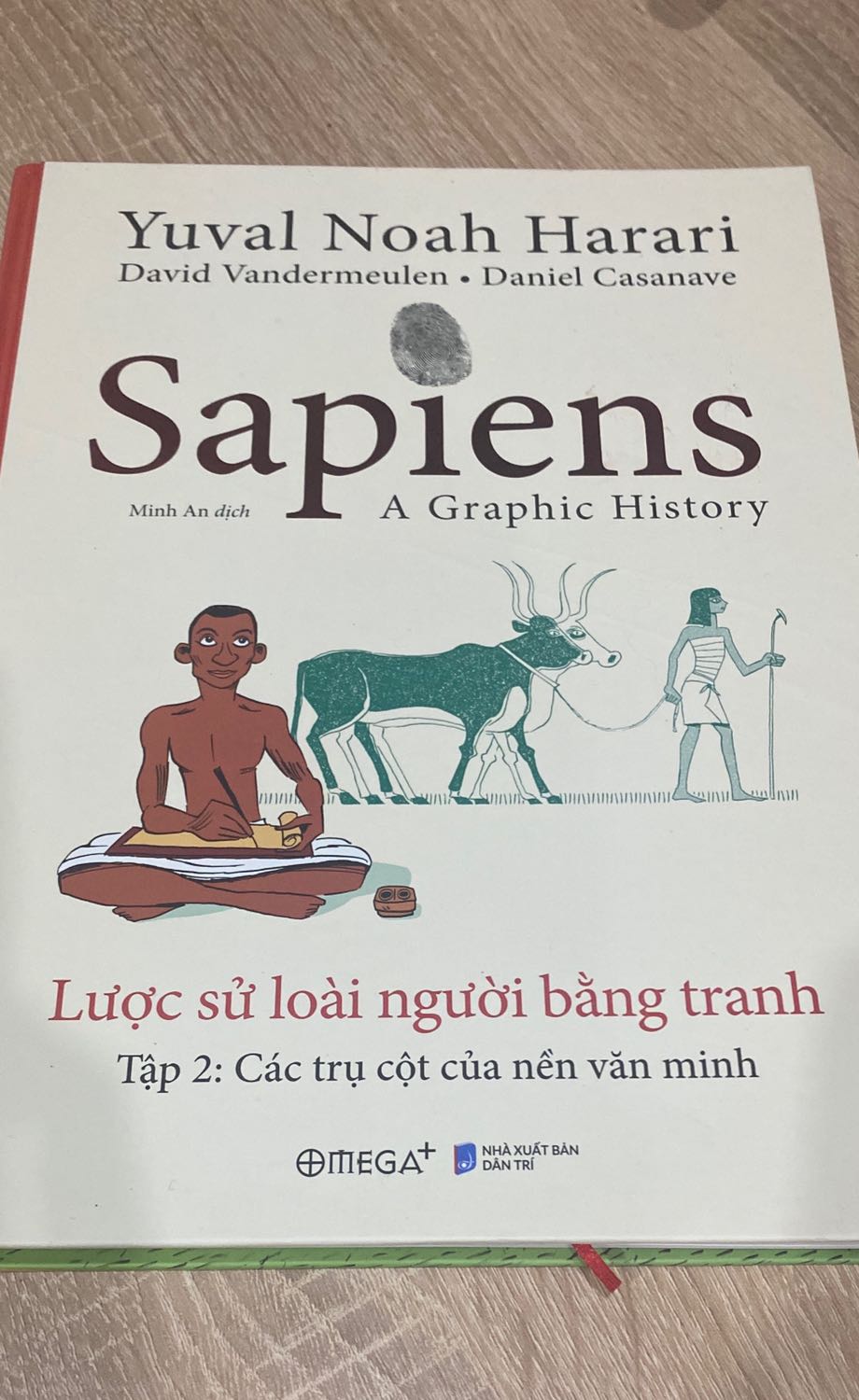 Sách giao nguyên bọc, không rách hay gãy gập. Tập 2 này chất giấy và màu in vẫn đẹp như tập 1, không có gì để chê.