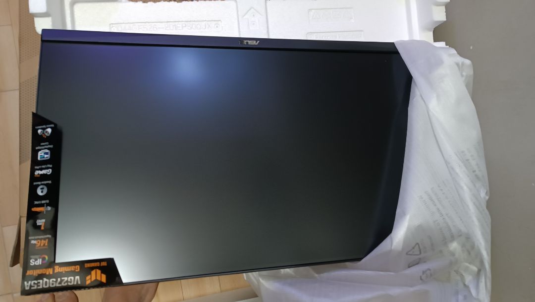 Màn hình tốt, màu đẹp nhưng chỉ kèm có dây hdmi không có dp-dp