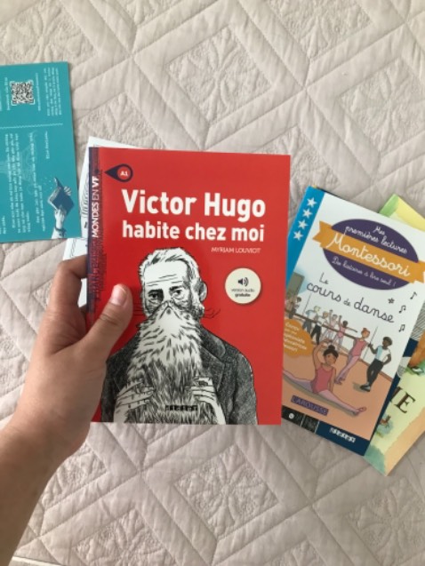 Buồn ghê, cuốn này hơn 200K, mà mua về thì giấy in mực lem, còn sách nhỏ tí với mỏng dính! Okay thì hiểu là sách nhập, sách ngoại, nhưng mà chất lượng thế này thì không thể chấp nhận được shop ơi. Cộng điểm là đóng gói tốt, có postcard ghi tên họ của mình bằng tay. May mà mình yêu câu chuyện này nên trừ 1 sao thôi…