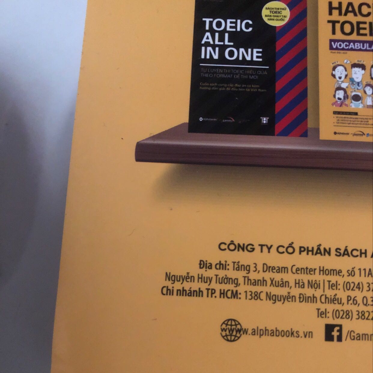 Sách dc gói kỹ, thơm mùi sách mới. Chữ sách hơi nhỏ, nhưng nội dùng thì đáng 100đ. Góc sách hơi bị cong tí kh phải do vận chuyển. Ai có ý định thi toeic nên tậu em này ngay đi