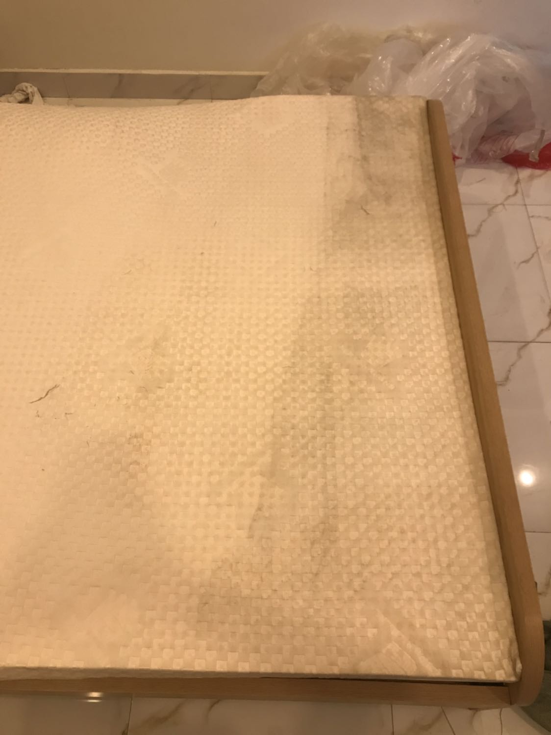 Lần đầu mua nệm qua Tiki rất ok
Lần này khi nhận được nệm sơ ý không kiểm tra kĩ
Lúc sau lột bao tải bọc bên ngoài ra mới thấy nệm bên trong bị ướt và bẩn
Thật sự rất thất vọng về sự bất cẩn trong giao hàng lần này (mặc dù phải trả thêm phí hàng cồng kềnh và tip cho shipper khi nhận hàng)