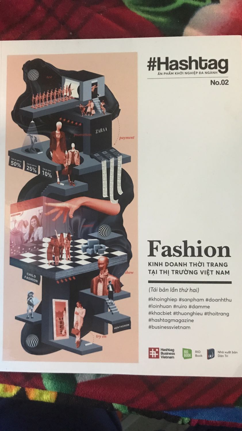 Một quyển sách gối đầu giường dành cho những ai ấp ủ mong muốn dấn thân vào nghiệp làm đẹp cho đời.

Với những kiến thức chuyên môn cao, các tác giả vẽ ra một bức tranh toàn cảnh đến chi tiết dành cho những ai mong muốn bước vào ngành kinh doanh thời gian.

Điểm trừ Tiki ko hỗ trợ bọc plastic cho quyển này