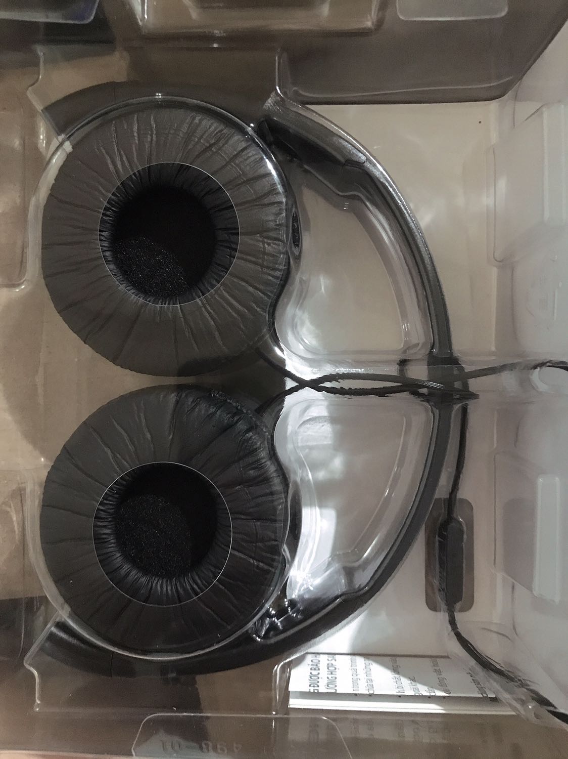 Sản phẩm đẹp, sang trọng, headphone đeo nhẹ rất êm, điều chỉnh độ rộng linh hoạt để vừa tai khi đeo. Thu nhỏ, gọn sản phẩm lại để mang ra ngoài rất tiện. Phần chụp tai có kích thước vừa phải, vừa cảm nhận được chất lượng âm thanh rõ ràng của âm nhạc, vừa có thể nghe được một phần âm thanh nho nhỏ từ môi trường.
Về âm thanh, mình nghe nhạc cổ điển và cũng có nghe nhạc sôi động Âu Mỹ. Âm bass, mid tốt, êm, thể hiện rõ nét, tự nhiên làm bài hát trở nên sinh động. 
Nó chỉ có nhược điểm một chút là bị tạp âm xíu, vì nó không phải over ear dành cho các bạn chuyên nghiệp làm nhạc, âm thanh trong phòng thu. Phù hợp cho các bạn có nhu cầu thưởng thức âm nhạc ở mức độ khá và cần mang di chuyển nhiều. Ngoài ra, nó còn phù hợp cho các bạn văn phòng ít tiếp xúc với khách hàng như mình.
Đóng gói sản phẩm rất kỹ, tránh rung lắc mạnh khi giao ảnh hưởng đến sản phẩm. 
Giá cả hợp lý.
Nói chung về sản phẩm của Sony mình luôn tin tưởng và lựa chọn. 
Mình cảm ơn ạ.