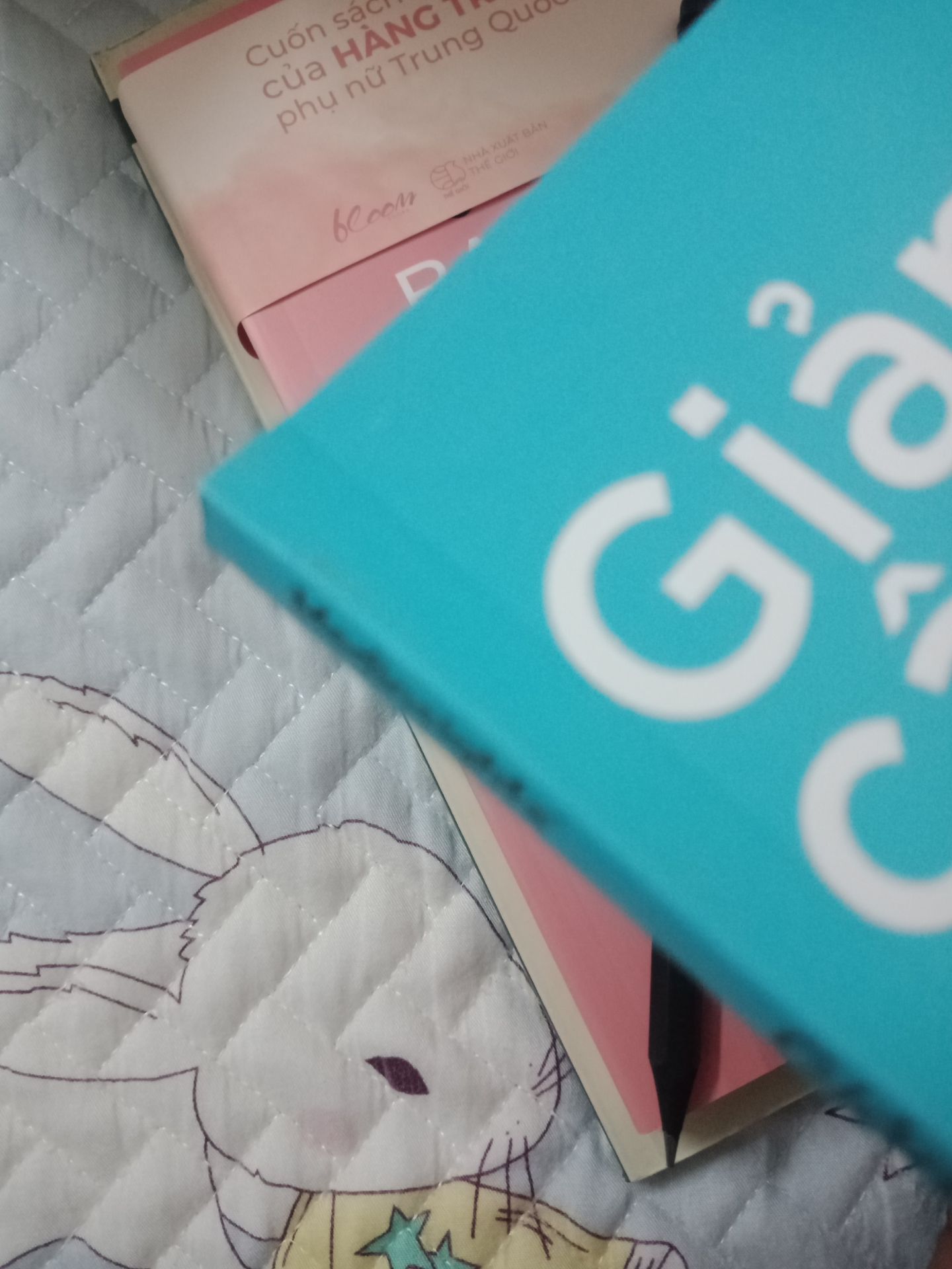 Về hình dáng bên ngoài nó nhỏ gọn nhưng khi nhận hàng góc sách đã bị bẩn dính mực. 
Về phần nội dung đây là một cuốn sách nói về chuyện ăn kiêng khác với các chế độ ăn khác, nó khá hay và chi tiết đây là một chế độ ăn kiêng mà không hẳn là kiêng bởi nó không phải kiêng quá nhiều thứ. Về hình dáng bên ngoài nó nhỏ gọn nhưng khi nhận hàng góc sách đã bị bẩn dính mực. 
Về phần nội dung đây là một cuốn sách nói về chuyện ăn kiêng khác với các chế độ ăn khác, nó khá hay và chi tiết đây là một chế độ ăn kiêng mà không hẳn là kiêng bởi nó không phải kiêng quá nhiều thứ.