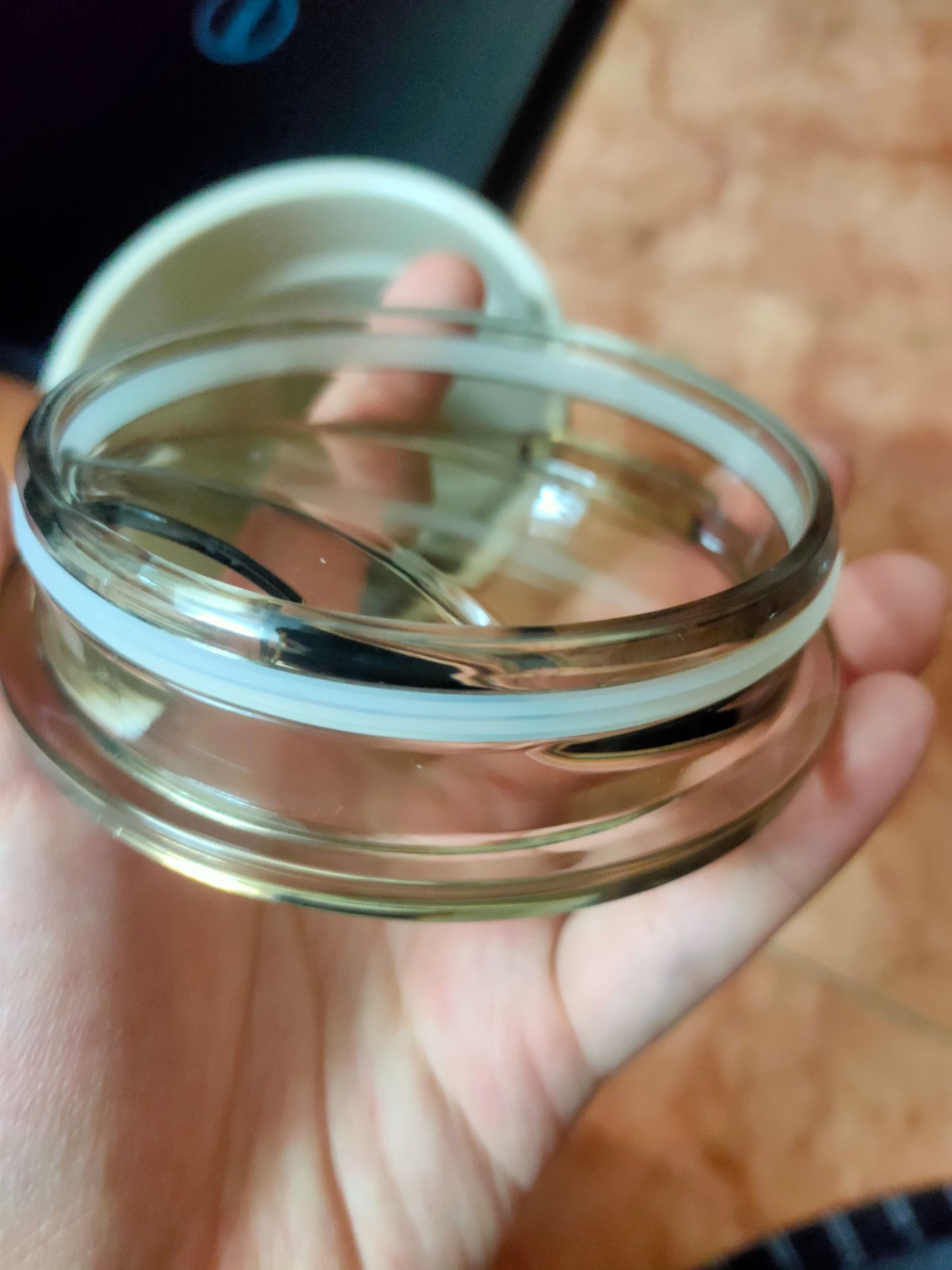 Giao hàng hộp hơi mốp nhưng bên trong ko bị gì. Ly xài ổn, thiết kế đẹp, dễ rửa. Điểm trừ là nắp thiết kế ko kín (có cái lỗ uống nước, nhưng ko có gì đậy lại), nên dễ bị đổ nước