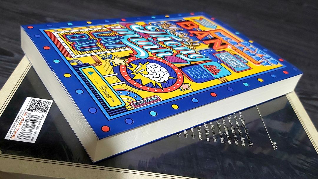 "Phát triển từ trang blog nổi tiếng của David McRaney, Bạn Không Thông Minh Lắm Đầu gợi mở cho bạn thấy nguồn gốc cho mọi quyết định, suy nghĩ, cảm xúc hóa ra lại đến từ nơi mà chẳng ai ngờ tới. Những bộ óc đã qua hàng triệu năm tiến hóa của con người đã thực hiện thành công một nhiệm vụ duy nhất: Bịa ra những câu chuyện, giả vờ là chúng ta đủ thông minh để hiểu hết mọi việc. Bạn sẽ được làm quen với những "công cụ" mà bộ não sử dụng, như Sự bất lực tự luyện, Sự bán rẻ, hay Áo giác về sự minh bạch,... Cuốn sách giống như một tuyển tập những bài giảng Tâm lý học, với tất cả những phần nhám chán đã được lược đi."