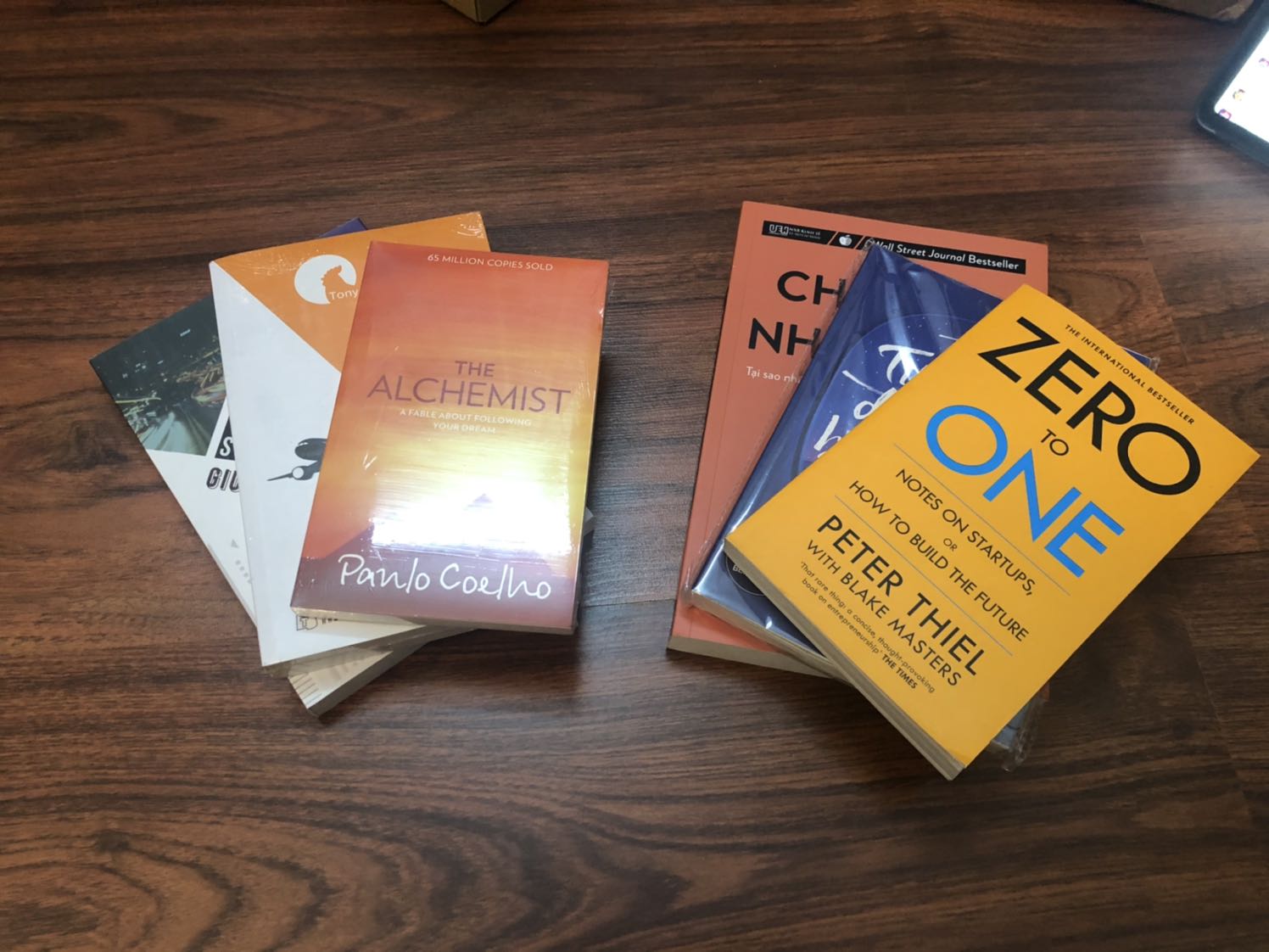 - Hàng Tiki giao cực nhanh, nhanh hơn hẳn 1 tuần so với dự kiến làm mình rất hài lòng.
- Có 1 số sách đc bọc, có 1 số không nhưng mới toe, rất chất lượng. Bên trong như nào thì chưa biết.
- Riêng quyển Zero to One bị nhiều vết móng tay cấu lên, một góc sách bị bung bìa, bẩn 1 số chỗ nhưng lau đc. Nhưng không sao, thế là cx đc rồi.

Cảm ơn Tiki