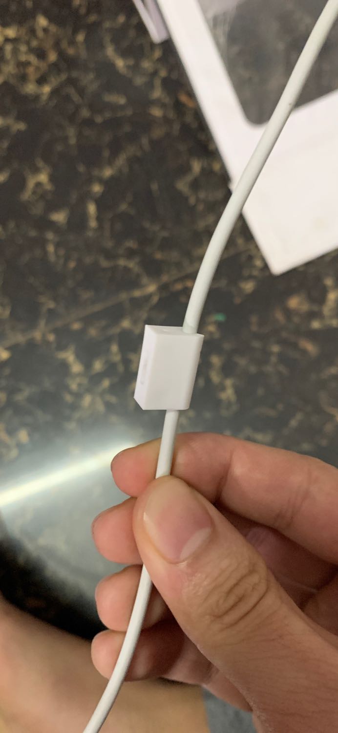 Rất hài lòng về giá thành và sản phẩm, cái che ổ sạc khi sạc có thể đút vào cái trắng trắng gắn luôm vào dây sạc tránh rơi
mất. Với mức giá này thì rất là ok.