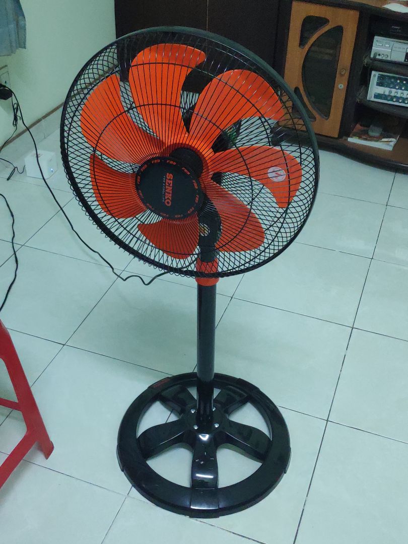 Quạt nhìn khá chắc chắn. Quạt thổi rất mát, mình để số 1 nhỏ nhất mà đôi khi còn thấy hơi mạnh quá. Với tầm giá này thì vậy là ok.