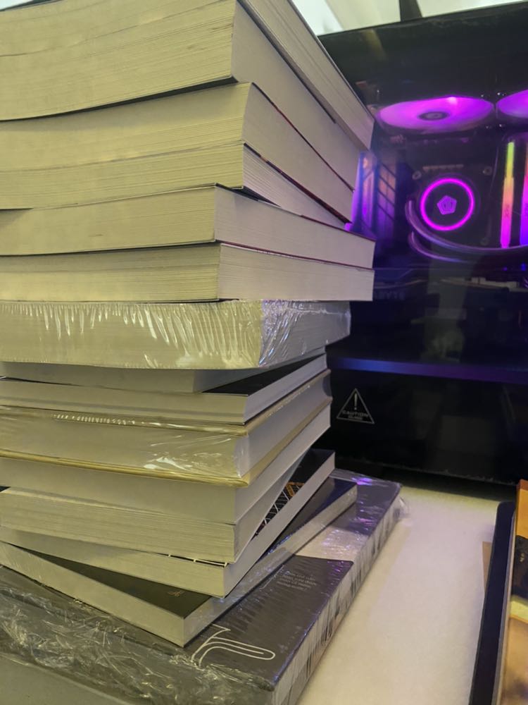 Thấy đang sale nên mình mua nhiều để dành đọc tutu. Sách đóng gói chắc chắn, đẹp, mùi thơm nữa