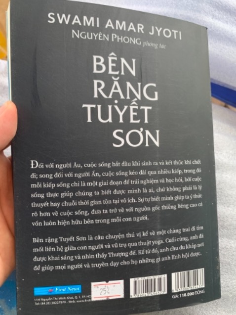 Sách bị bẩn, nhiều vết xước ở bìa trước và sau