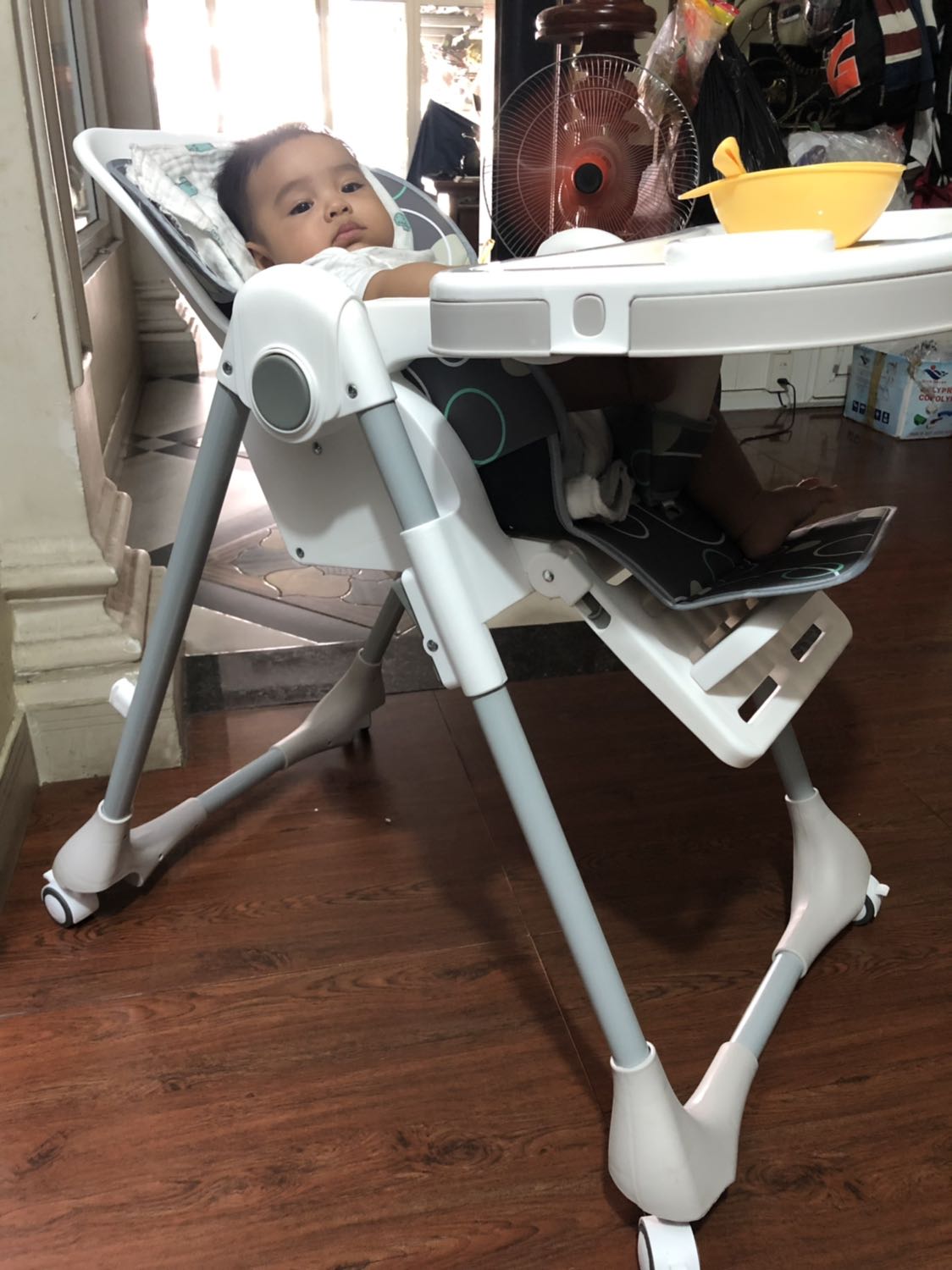 Thật ra mình có đi xem qua ghế mastela này ở các shop mẹ và bé, bibomart, shop trẻ thơ, v.v.v.v....  rồi nhưng nay đặt mua trên tiki. Hàng giao y hình, ghế rất chắc chắn, cứng cáp, có bánh xe cao su nên di chuyển rất nhẹ nhàng, nâng lên hạ xuống phù hợp vs các loại chiều cao của bàn ăn gia đình, giao hàng đúng mẫu, màu đẹp , mình mua đợt giảm giá còn 1tr365 của shop Gấu và bí ngô. Hàng đóng gói vận chuyển xa mà ko bị hỏng hóc, nứt bể vỡ, ko trục trặc gì cả . Không biết sau 1 thời gian sử dụng thì ghế sẽ thế nào?? Chỉ có điều mình thắc mắc là sp có bảo hành nhưng mua hàng trên tiki thì chế độ chính sách bảo hành ra sao????