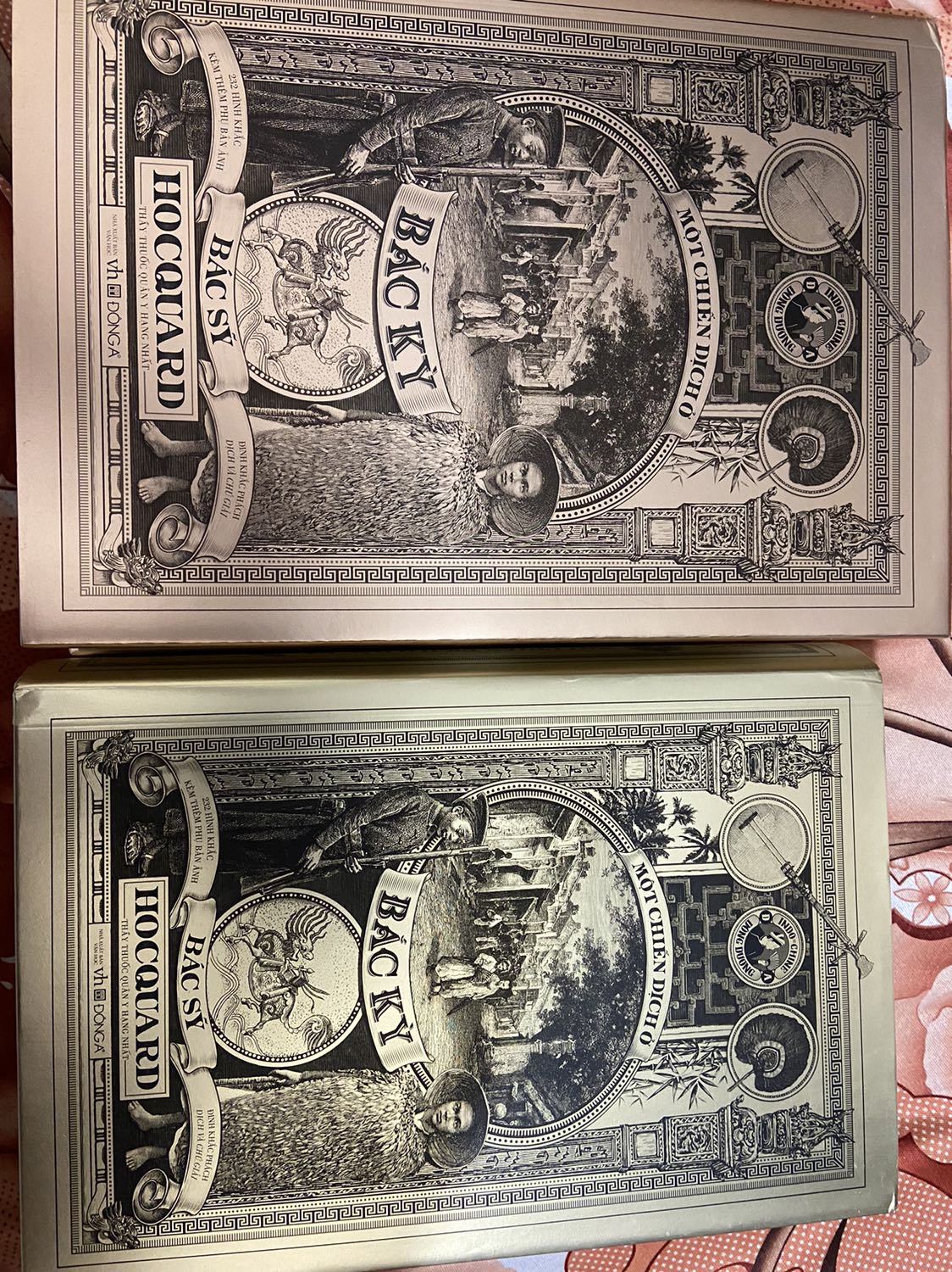 Bản đặc biệt mà kém xa bản phổ thông quá nhiều mà giá lại quá cao, quá xa vời ảo tưởng *** giá bán. Không ngờ mua sách giá cao dù đã được giá khuyến mãi áp mã ưu đãi nhưng để rồi nào ngờ chất lượng thấp, sách móp méo gãy dập, cong vênh. 

Tiki giao sách trong 1 cái hộp mỏng manh, sách dập gập đầu méo mó, giao hàng quá lâu. Không email thông báo giao hàng như mấy lần trước. KHUYÊN CÁC BẠN CHỈ MUA SÁCH SHIP NHANH 2H SÁCH VẬN CHUYỂN XA RẤT LÀ ĐÁNH CƯỢC MAY RỦI, HÊN XUI, ĐEN ĐỎ… NHẬN SÁCH BÓC HỘP RA MÀ NHÌN MẤT CẢM TÌNH - BỰC CẢ MÌNH… TIKI NÊN RÚT KINH NGHIỆM SÂU SẮC VỀ MẤY ĐƠN GIAO HÀNG XA MÀ NHẬN HÀNG GẦN NHƯ TỒI TỆ…

Bìa và hình ảnh trong sách tệ.