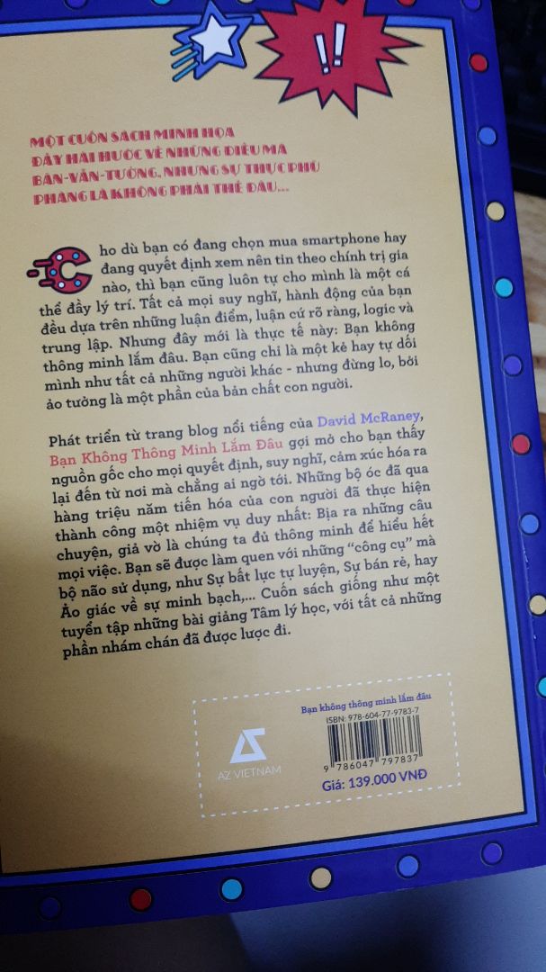 Không chỉ thiết kế bìa đẹp, rất ấn tượng đối với mình mà nội dung bên trong cũng rất chất lượng không kém. Có đưa ra ví dụ dễ hiểu, trích dẫn các nghiên cứu khoa học. Tên sách cũng khá gợi đòn =)). Gây cho mình sự tò mò, sao nó "chửi" mình "***". Thế là mình xem review sơ sơ rồi mua luôn. Và đã đọc qua 30 trang đầu, thì nhìn nhận lại bản thân mình thì đúng thật có nhiều lúc mình xử lý, nhìn nhận một vấn đề gì đó đôi lúc cũng 1 chiều, và phiến diện. Cho rằng mình luôn đúng và phủ nhận, đánh giá quan điểm của người khác một cách vội vàng, mà chưa kịp phân tích vấn đề một cách logic và khách quan nhất. Không chỉ thiết kế bìa đẹp, rất ấn tượng đối với mình mà nội dung bên trong cũng rất chất lượng không kém. Có đưa ra ví dụ dễ hiểu, trích dẫn các nghiên cứu khoa học. Tên sách cũng khá gợi đòn =)). Gây cho mình sự tò mò, sao nó "chửi" mình "***". Thế là mình xem review sơ sơ rồi mua luôn. Và đã đọc qua 30 trang đầu, thì nhìn nhận lại bản thân mình thì đúng thật có nhiều lúc mình xử lý, nhìn nhận một vấn đề gì đó đôi lúc cũng 1 chiều, và phiến diện. Cho rằng mình luôn đúng và phủ nhận, đánh giá quan điểm của người khác một cách vội vàng, mà chưa kịp phân tích vấn đề một cách logic và khách quan nhất.
