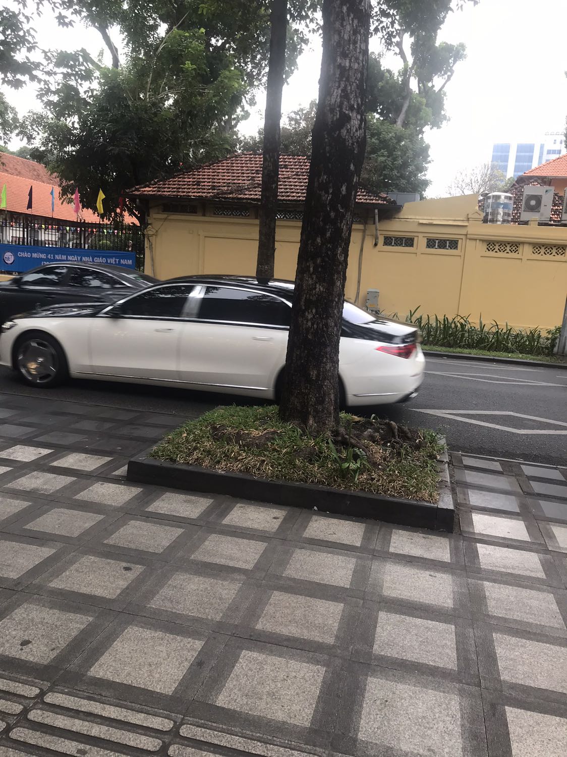 Mới dán hnay hôm sau đã rơi. Fai vào đây sửa comment cho ai đang tính mua khỏi mua chứ chưa gì đã rơi. Chưa đc 1 ngày luôn dù móc mỗi cái khăn tắm hay lau mặt. Của rẻ là của ôi thiệt 😅