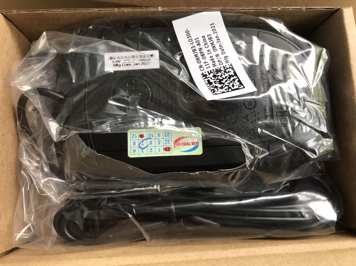 Cập nhật: Sau khi vô tình nhấn vào cái chuông nhỏ xíu của app mới thấy có thông báo là đơn hàng gặp trục trặc từ Tiki, được xin lỗi và tặng mã giảm giá (không biết bao nhiêu vì chưa sử dụng). Nên mình nâng từ 1 sao lên 5 sao.

Tiếng nút bấm hơi ồn và đặc biệt nút lăn lỏng và yếu. Tuy nhiên trong tầm giá không đòi hỏi gì thêm.

Trải nghiệm lần đầu mua hàng tại Tiki Trading là cực kỳ tệ. Đặt mua sản phẩm hôm thứ 6 (19/11). Trong khi đơn hàng từ các nhà bán khác đã được xử lý thì Tiki Trading treo đơn hàng của khách.

Liên hệ hỗ trợ thì chỉ nhận được câu trả lời là bảo chờ và không huỷ đơn được.

Sau đó, Tiki tự huỷ đơn hàng và báo hoàn tiền. Đến nay tiền vẫn chưa vào lại tài khoản.

Về sản phẩm: Sau khi đặt mua lại bằng đơn mới thì nhận được sản phẩm trễ hơn 2 ngày so với dự kiến. 

Sản phẩm đóng gói kỹ, hộp bao bì không bị móp. Tuy nhiên sản phẩm đã bị mở để dán tem bảo hành từ nhà bán.

Sản phẩm là hàng chính hãng, được sản xuất vào tháng 1/2021. Mua sản phẩm vào ngày 23/11/2021. Tem bảo hành để ngày 7/11/2021.