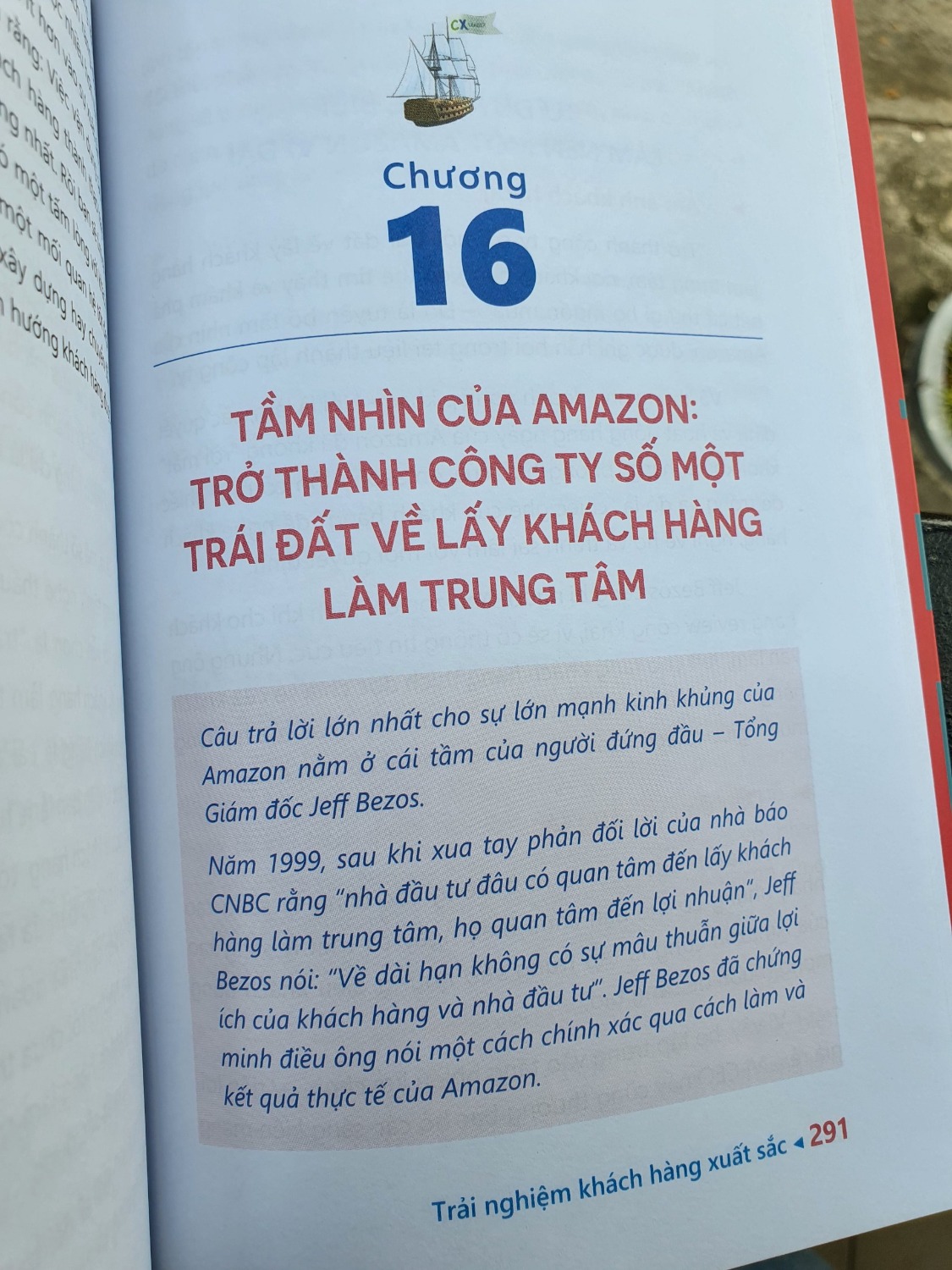 Tôi cũng làm việc ở bộ phận CX (Trải nghiệm Khách hàng) & tôi thấy đây là một cuốn sách hay về CX. Tôi đã mua cho mình 1 cuốn & mua tặng bạn bè thêm 7 cuốn nữa. Nội dung gần gũi, thực tế & dẫn dắt có định hướng rõ ràng. Cuốn sách này sẽ giúp hiểu hơn về Chân dung khách hàng, Hành trình khách hàng, Điểm chạm khách hàng, cách đo lường các chỉ số trải nghiệm khách hàng (NPS, CSAT, CES…), & được truyền cảm hứng thông qua những câu chuyện trải nghiệm khách hàng xuất sắc từ Amazon, Zappos, Southwest Airlines, The Ritz-Carlton, Thế Giới Di Động...