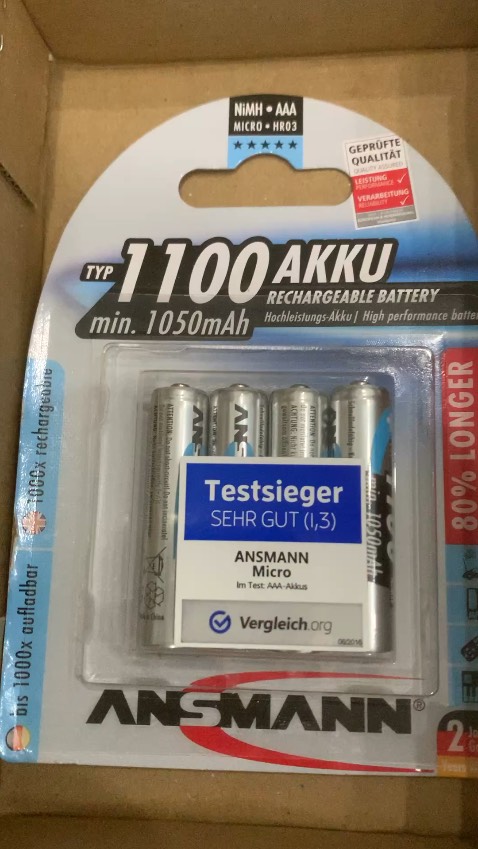 Shop giao một sản phẩm đã bị cắt ra trước. Nhét vào pin đã qua sử dụng ( chưa dùng nên kg rõ là pin thật hay hàng giả).