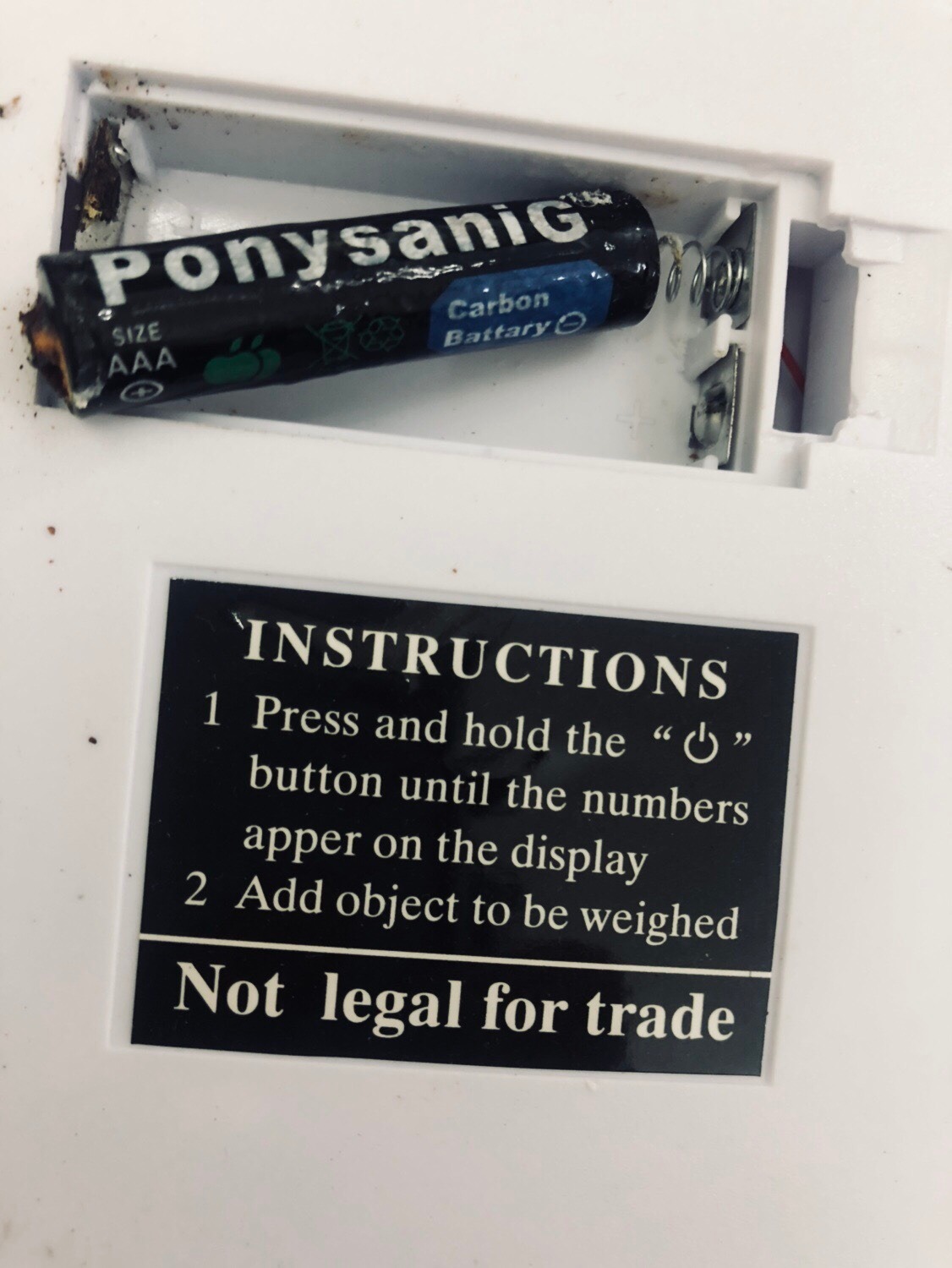 Cân mình nhận được đảm bảo đã qua sử dụng, cục pin được gắn sẵn gỉ sét hết, đầu gắn pin cũng gỉ sét, phần lò so thì bị ô xy hóa. nắp đậy phần gắn Pin không có, mà đầu gắn thì đã bị mẻ. TIKI dường như không kiểm tra hàng mà đã giao tới. Giờ cái cân cho mấy đứa cháu chơi đồ hàng thôi. Haizz