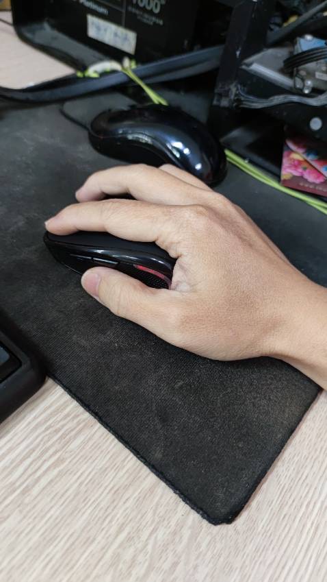 Chuột cầm ôm tay, tuy nhiên dùng thử hơi có hiện tượng nhẩy lung tung, ko biết có phải do bề mặt hay do chuột