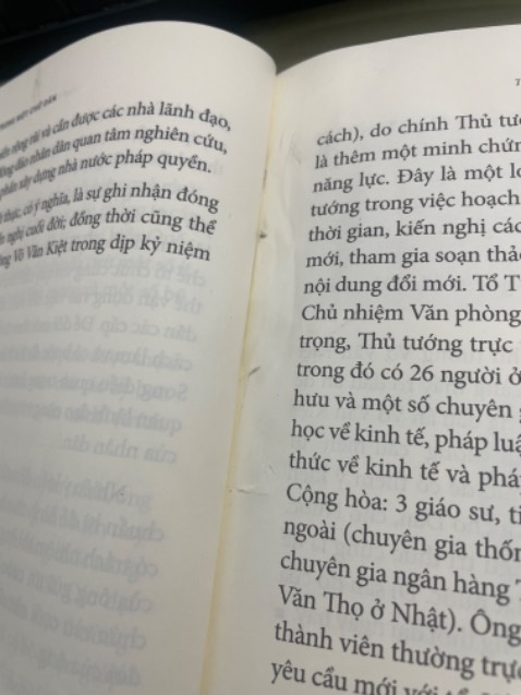 Sách giao nhanh, đóng gói 2 3 lớp rất kỹ nhưng kẹp chặt quá làm quăn góc. Không biết lỗi nhà in hay bán sách giả mà sách bị đảo lộn mấy chục trang, trang 32 xong nhảy tới trang 49, xong trang 64 nhảy về trang 33, tới trang 48 lại nhảy tiếp tới trang 65. Bên trong các trang nhảy rất dơ như kiểu cắt ghép