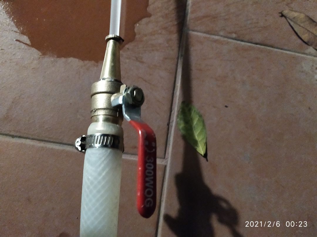 Không đúng như quảng cáo, bởi vì khó tháo lắp vệ sinh. Đầu ống nối vòi chuẩn 21 không vót đầu nên rất khó lắp với dây nhựa. Muốn lắp vào phải đổ nước sôi cho dây nhựa giãn ra. Hì hục mãi mới lắp vào được vậy mà quảng cáo nói dễ tháo lắp. Còn khuya.... Với lại chỉ có một chế độ phun nước thôi nhé. Rửa xe thì yếu. tưới cây thì chớ dại: hoa rụng, cây chết... Nói chung là bất hợp lý. Cho 3 sao vì 1(đóng gói tốt giao hàng nhiệt tình) 2(Sản phẩm nhìn có vẻ dày dặn) 3(Sản phẩm chỉ phục vụ rửa sân)