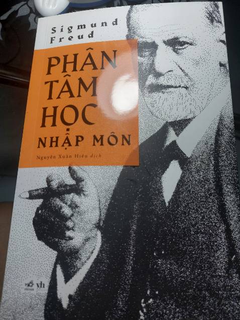 Những đầu sách siêu kinh điển của thế giới khi qua tay dịch giả thì bị biến chất hẳn. Tôi đọc nhưng ko biết mình đọc cái gì, cảm giác như đang đọc google translate.
 Các nhà sách nên đầu tư cho khâu dịch thuật để không lãng phí tiền & thời gian của xã hội. 1 dịch giả không thể kiêm nhiệm tất cả các mảng khác nhau, đặc biệt với những đầu sách chuyên môn sâu thì nên thuê chuyên gia có kinh nghiệm tương ứng để bản dịch được trọn vẹn. 
 
Hiểu đã khó, dịch sai hiểu sai ứng dụng sai thì còn tai hại hơn.