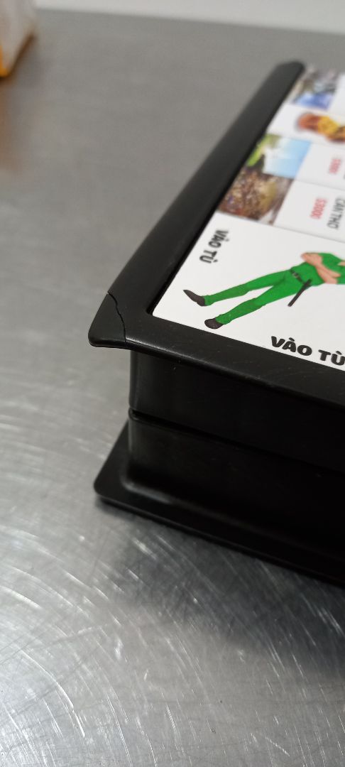 hàng giao hơi lâu dù ở tphcm, mặt bàn cờ sứt mẻ nhiều chỗ có lẽ do vận chuyển dù đc gói khá kỹ. tiền trong bộ cờ thì cho thiếu so với liệt kê trong sách hướng dẫn đi kèm, chỉ có mệnh giá 500 và 200, k có tiền 1*** k biết sao chơi luôn. màu sắc chữ nghĩa in thì rõ nét.