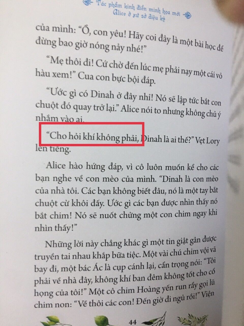 * về dịch vụ: giao hàng đúng hẹn, shipper thân thiện dễ mến. Sách của Fahasa giao thì không có chỗ nào để chê nữa rồi.
* về sản phẩm:
   - hình thức: sách còn nguyên màng bọc rất mới, sách bìa cứng, hình minh hoạ rất đẹp.
   - nội dung: có những chỗ dịch làm các bé khó hiểu. Ví dụ: chẳng chóng thì chày (trang 15). Cho hỏi khí không phải (trang 44). Có lẽ anh ta không đừng được (trang 80). 
Mặc dù nói sách được viết cho trẻ em nhưng bản dịch không được hay cho lắm, nhiều câu từ không gần gũi với trẻ em. 
Mình không biết là bạn dịch sách vì dịch sát nghĩa với bản gốc nên câu từ khó hiểu như vậy, nhưng vì ban đầu nói cuốn sách viết cho trẻ em thì mong rằng dịch cho trẻ dễ hiểu và gần gũi hơn, để các bé dễ tưởng tượng nên câu chuyện hơn.