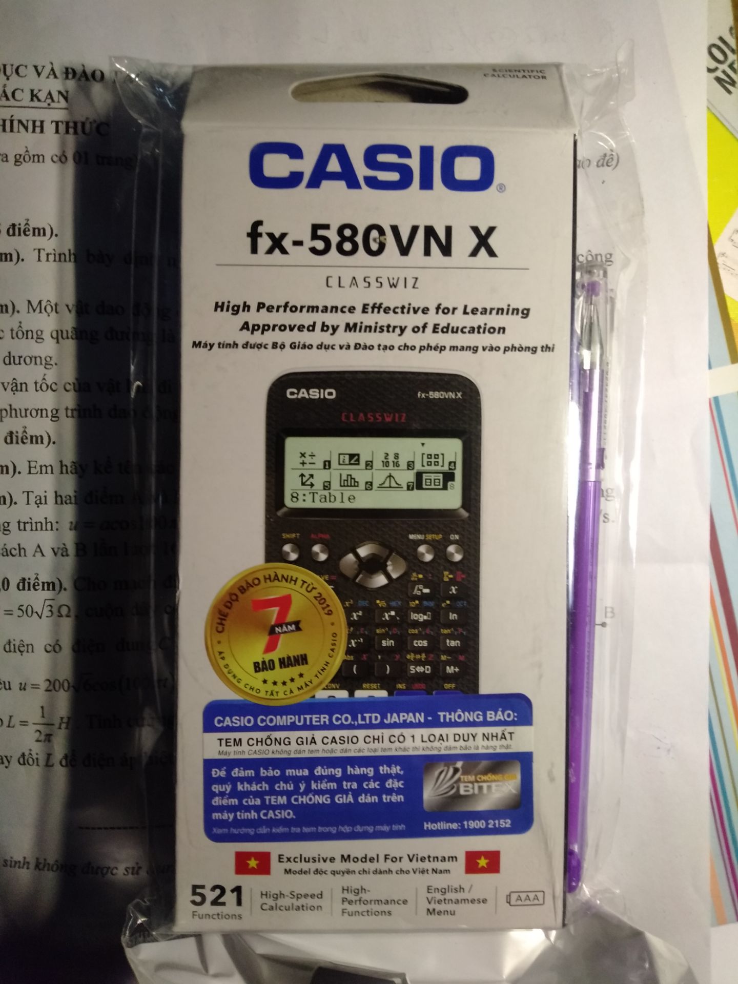 May mắn nhận được hàng made in Thailand :v. Máy tính rất đẹp, bàn phím bấm rất mềm và êm, có bảo hành 7 năm, mở ra mới nguyên không có vết xước, hạt bụi nào cả. Giao hàng nhanh hơn dự kiến lại được tặng thêm 2 cái bút hihi. Cho 4 ⭐ vì thắc mắc thẻ bảo hành không có ghi gì cả là sao hả Tiki?