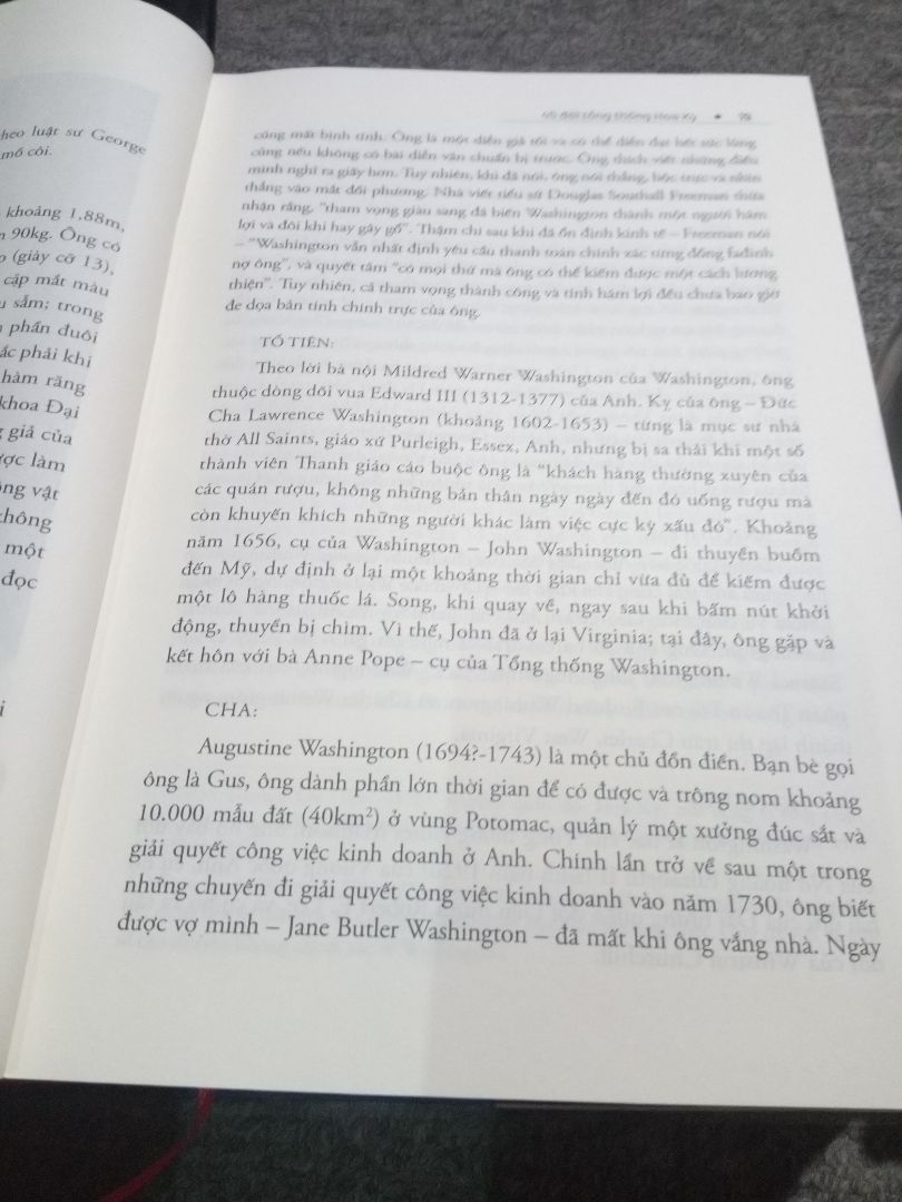 Nhân viên giao sách rất nhanh, vừa đặt hôm trước thì chiều hôm sau đã giao rồi. Dù chưa đầy một ngày nhưng mình rất háo hức. Sau khi đọc sơ qua vài trang thì mình băn khoăn liệu có quyết định sai khi bỏ ra 309k để mua một "tảng" sách dày hơn 1500 trang này không vì chữ toàn chữ. Sau một hồi thì mình tự nói lại rằng dù gì cũng đã mua rồi thì phải đọc cho xứng đáng với thời gian mình sẽ dành riêng để đọc nó (309k không thấm). Thật nếu như không có niềm đam mê đọc về những người từng ngồi vào chiếc ghế quyền lực nhất thế giới hiện tại thì chắc mình đem nó đi cho rồi :))