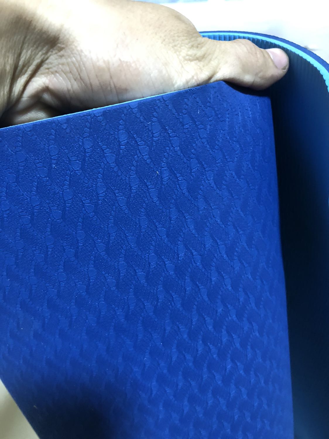 Giao hàng nhanh quá đặt hôm trước hôm sau đã giao hàng rồi
Hàng chuẩn mô tả nhé  mà rẻ quá đúng shop lớn chính hãng có khác bán không cần lãi . Hihi
-Không được chọn màu shop giao ngẫu nhiên mà đúng màu mình thích mới hay , thảm mới lên còn mùi cao su bỏ ra ngoài 1 -2 ngày là hết 
- Vân chống trượt khá bám sàn . Mặt trên hoa văn đẹp thảm êm ai nặng cần thì lên mua loại 8mm của shop tập sẽ thoải mái hơn 
- Mua mấy lần của shop rồi lần nào cũng hài lòng . 
Mong shop có những sản phẩm tốt và dịch vụ chăm sóc khách hàng hơn nữa
Chúc shop làm ăn phát đạt ạ