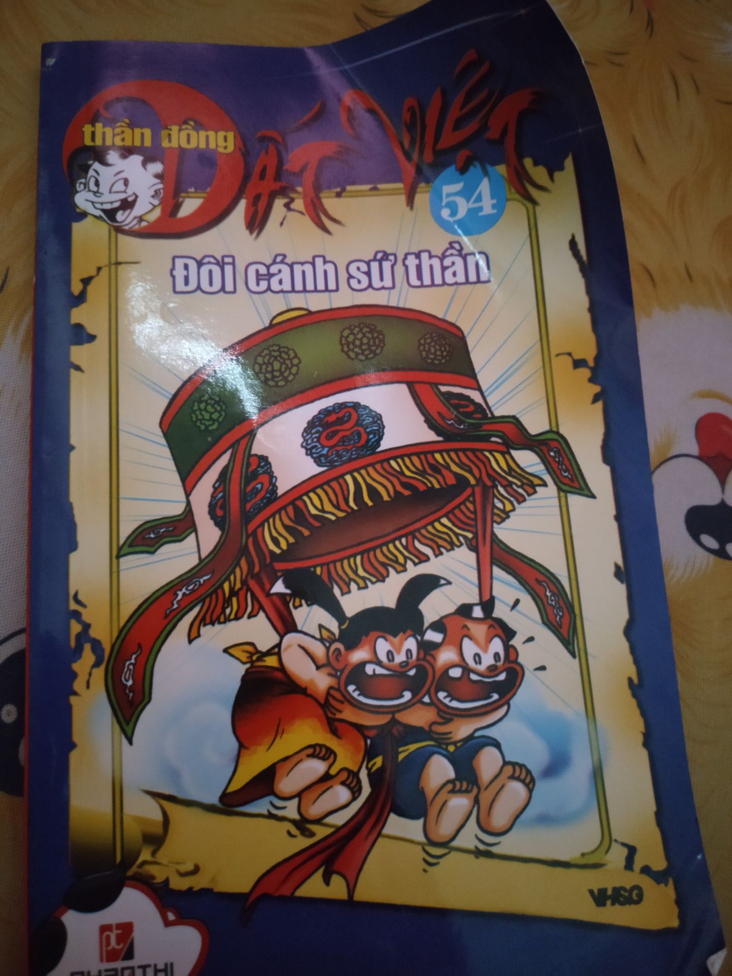 9k có khi sale còn 7k nữa kìa. giấy không dày đâu mỏng manh lắm. mà tập này nói về ông tổ nghề thêu á. hồi lớp tiểu học mình đã được học rồi. nên không có gì mới mẻ cả.