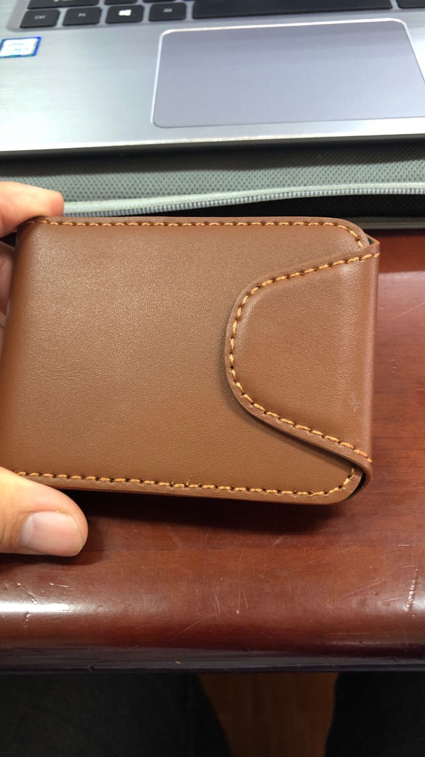 Bóp nhận lâu rùi nhưng mới sử dụng (bóp bị trầy) khó nhét tiền vào, còn chổ để thẻ chỉ để đuọc 1 CCCD, 1 GPLX, 1 thẻ. Giấy tờ xe và thẻ BHYT ko có chổ để.