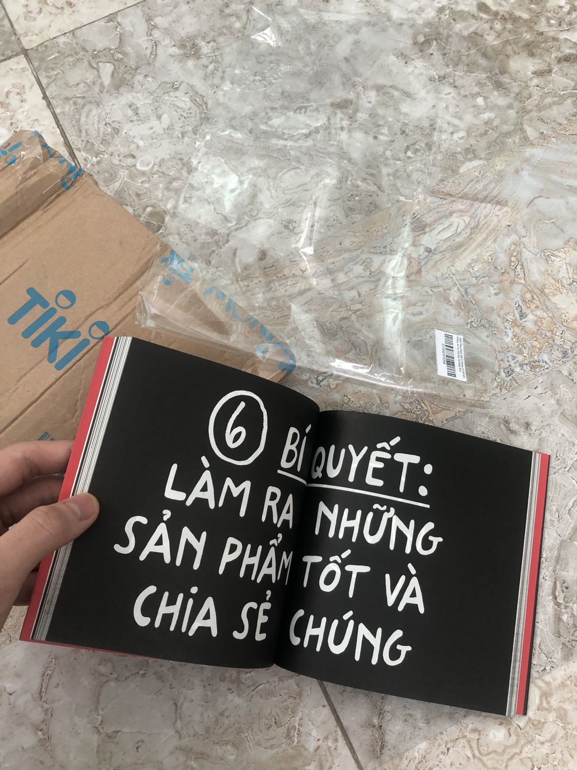Thời gian giao hàng đúng hạn, mình đã khá sốc khi nhìn thấy chiếc hộp bị méo mó, nhưng sản phẩm vẫn nguyên vẹn dù chỉ bọc bởi chiếc túi mỏng manh( 9/10 điểm)
Còn về nội dung thì đây là cuốn sách rất bao quát về sáng tạo, bạn nào mong rằng cuốn sách này sẽ xoáy sâu về mảng design hay thiết kế đồ họa thì nó sẽ không đủ để đáp ứng nhu cầu của các bạn đâu, tuy nhiên cũng recommend mọi người nên đọc thử một lần để có cách nhìn đúng và mới hơn về sáng tạo, cách tạo lập ý tưởng, nuôi dưỡng nguồn sáng tạo trong thời gian dài ( 10/10 điểm)