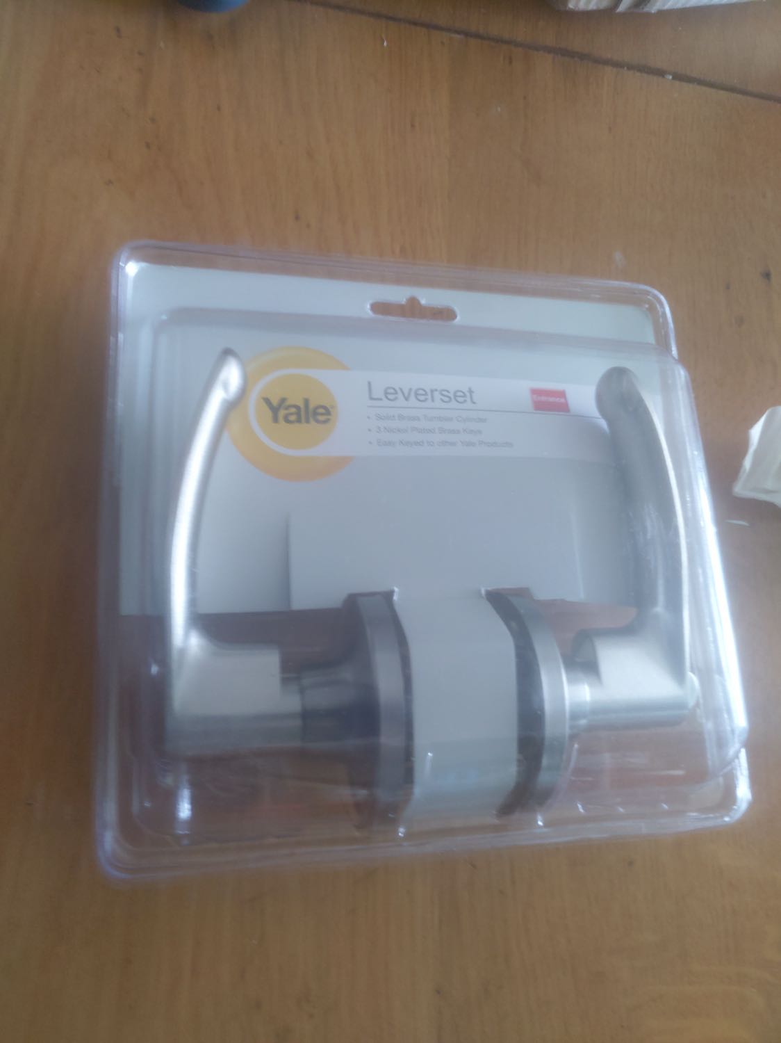 Minh mua ổ khoá Yale VL5327 US15, nhưng giao không đúng mẫu trong catalog. Khong thích bằng, tạm dùng cũng được.