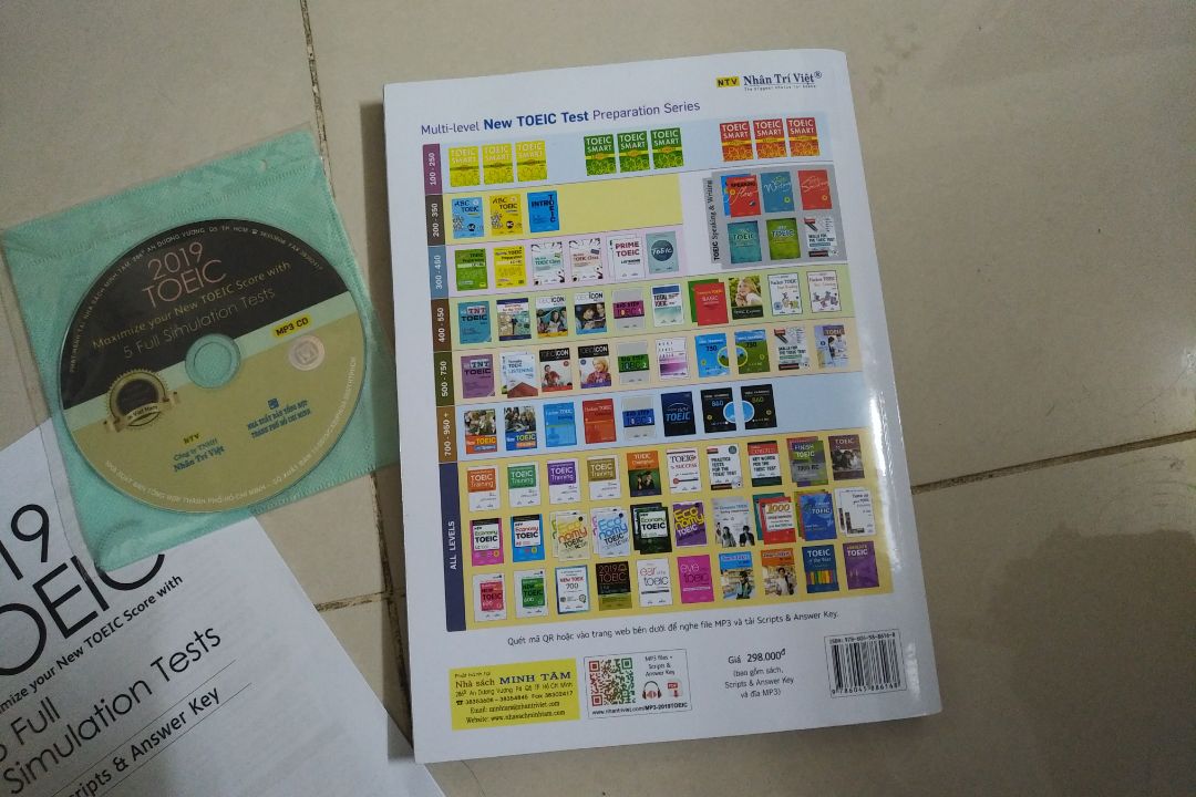 thấy các bạn khác nhận xét xấu về sản phẩm nhưng riêng mình thấy khác
sản phẩm rất tuyệt vời có kèm theo đĩa và sách còn mới
rất mong các bạn ủng hộ shop và có đc sản phẩm tốt như mình
đặc biệt các bạn sinh viên đang ôn thi toeic nên mua cuốn sách này nhưng lưu ý nội dung bài rất khó so với sách khác