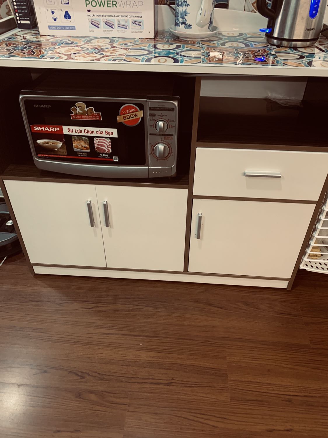 Tủ nhựa, cánh cửa hơi yếu nhưng nhìn thì đẹp. Không biết xài bền không nữa