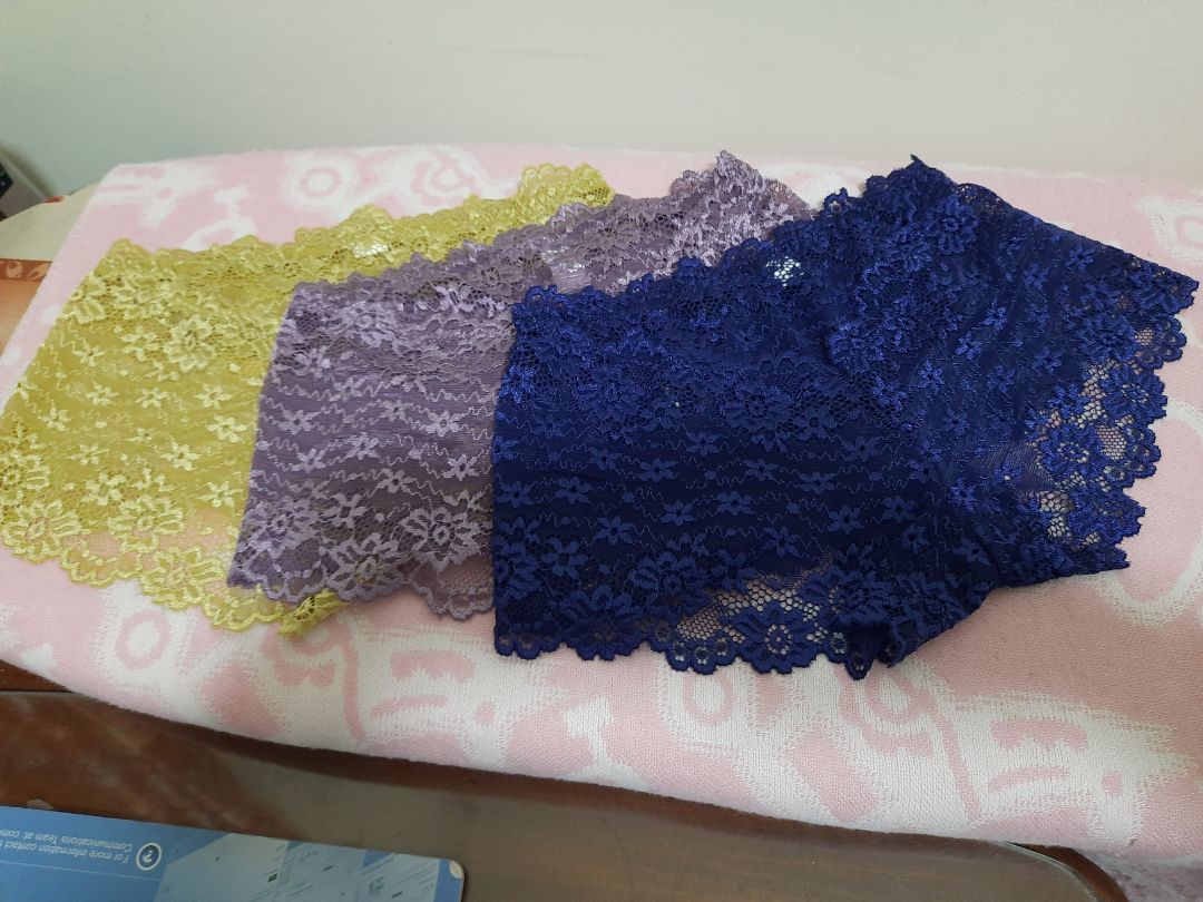 Hai lần giao, nhưng đều chả giống tí nào với  
 mẫu mã, kiểu dáng đưa lên quảng cáo, nên mình buộc phải trả lại hàng! Cực thất vọng với cái kiểu "treo đầu dê, bán thịt ***" của nhà bán Giadinh Shop này! Rất mong Tiki ko để những trường hợp như này tái diễn!