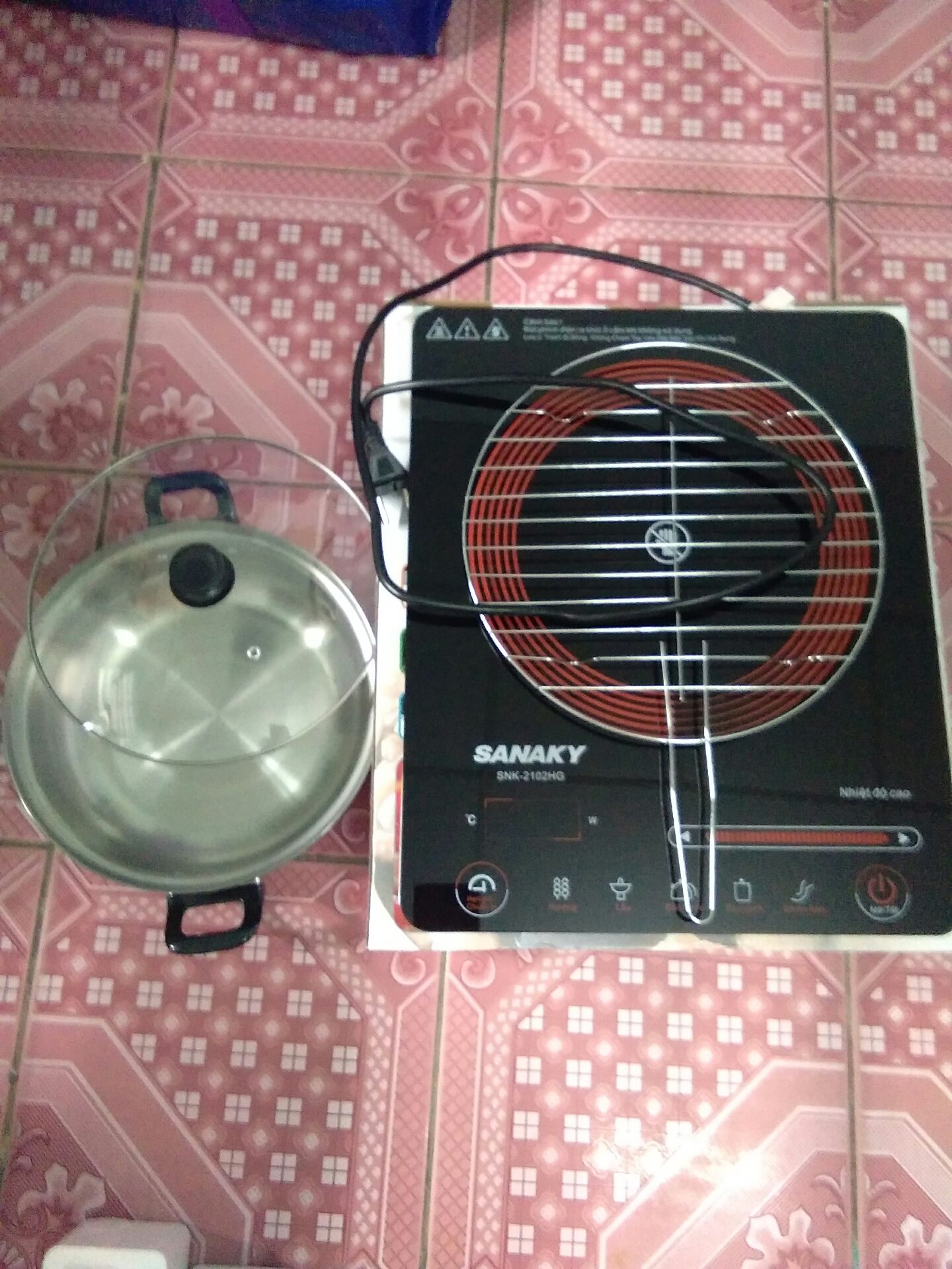 Đặt TIKINOW tốn chút phí nhưng nhanh chóng,chỉ vài tiếng sau khi đặt đã có rồi. Sản phẩm y hình,đóng gói cẩn thận,hộp đựng nguyên vẹn ko móp méo,bên trong có xốp chêm hàng,phiếu bảo hành và sách hướng dẫn,có kèm nồi lẩu và vỉ nướng bên trong luôn nha các bạn. Chưa sử dụng nên chưa biết chất lượng. Nhưng vẫn tặng 5* về hình thức và thái độ phục vụ! Cảm ơn tiki!