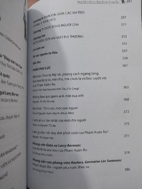 Từ một lần vô tình nghe về Cụ Phạm Xuân Ẩn trên series của Tuấn Tiền Tỉ đến bài phỏng vấn trên chương trình Người Đương Thời (mình nghe không dưới 10 lần) thì hiếm khi một người đàn ông, một nhân vật trong lịch sử Việt Nam đã cuốn hút mình mạnh mẽ đến thế. Và tác giả Larry Berman tiếp nối thêm trong quyển sách nhiều câu chuyện khác cùng nhiều ảnh chụp vô cùng quý giá về nhà tình báo vĩ đạo mà Việt Nam từng sản sinh ra. Mình dám chắc với bạn rằng nếu tìm hiểu về Phạm Xuân Ẩn, bạn sẽ yêu Việt Nam hơn rất nhiều và sẽ muốn tìm hiểu thêm nữa về lịch sử Nước nhà.
