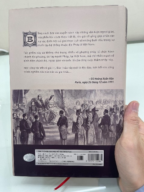 Sách bìa cứng chất lượng tốt . Hơi bám bụi 1 chút 
Áo bìa đẹp nhưng nếu làm mất hoặc rách áo bìa thì bên trong thật tệ . Bìa sách thiết kế quá là đơn điệu , có chỗ móp 

Người bán thì OK chuẩn bị hàng khá nhanh 
 nhưng mình ko đánh giá cao hình thức của cuốn sách này lắm