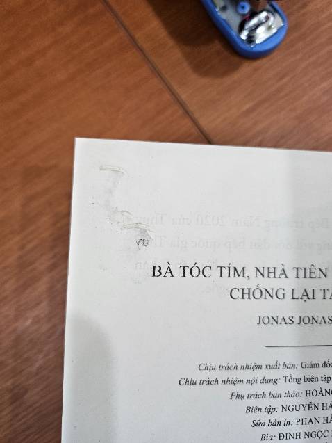 Bong bìa lộ gáy, trang sách bị thủng lỗ