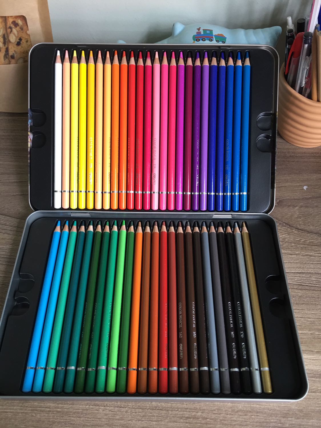 Mình mua loại 48 màu, có nhiều shade màu nên khi tô hình ảnh sẽ sinh động hơn. Bút được để trong hộp thiết chắc chắn. Màu rất đẹp, mình ko phải dân chuyên vẽ nên đối với mình chất lượng như vậy quá ổn. Dây là mình tô trong cuốn Tô bình yên.